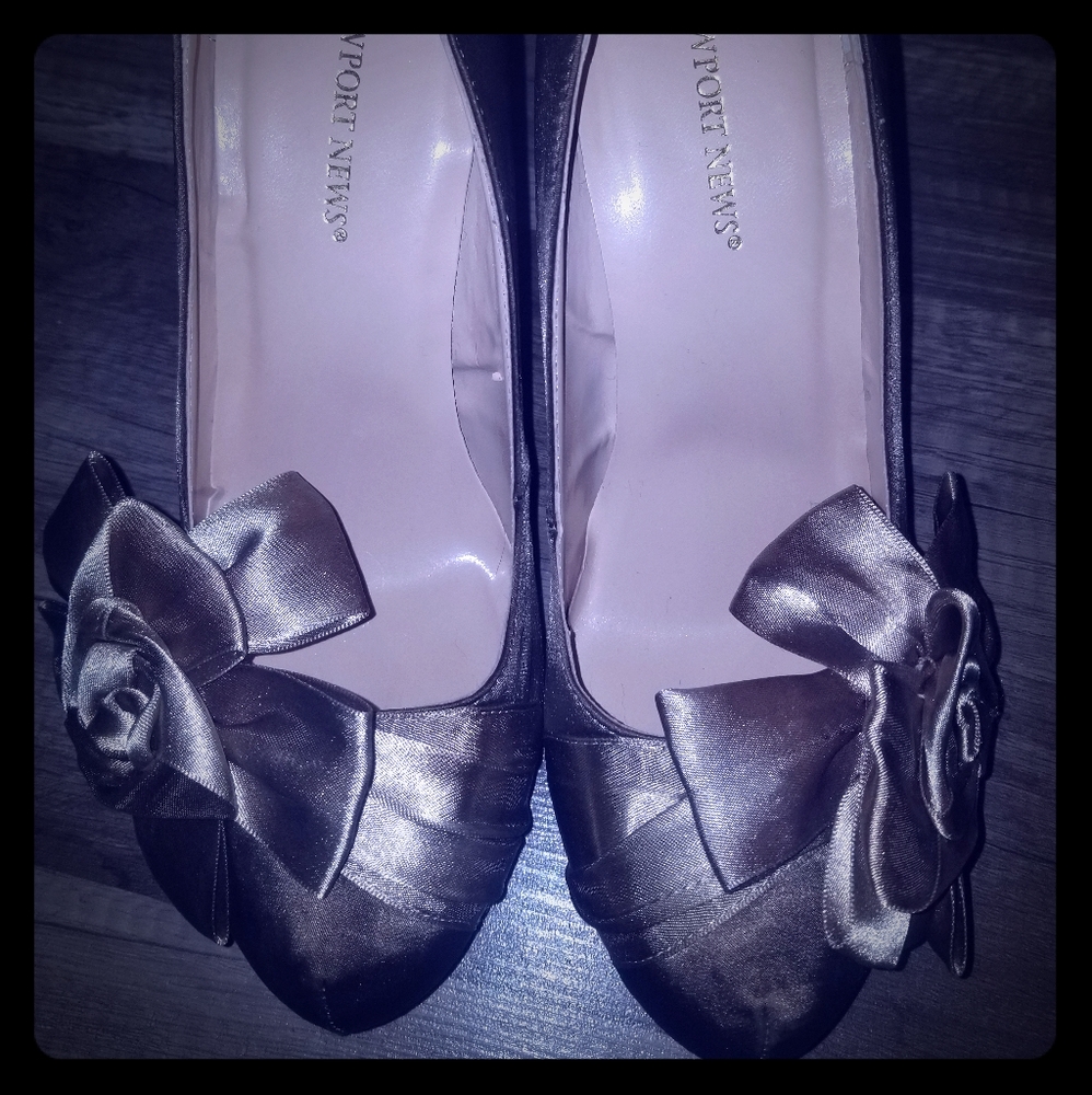 Newport News champagne/gold heels with flower
